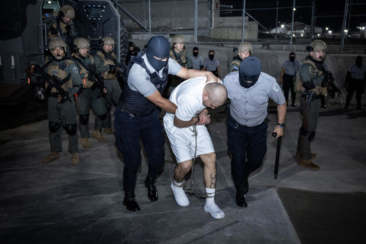 Expertos alertan que Bukele y Trump actúan fuera de la ley con envío a El Salvador de migrantes