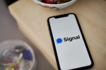 #TeExplicamos | ¿Qué es Signal y por qué el gobierno estadounidense es señalado de usar la app para definir planes de guerra?