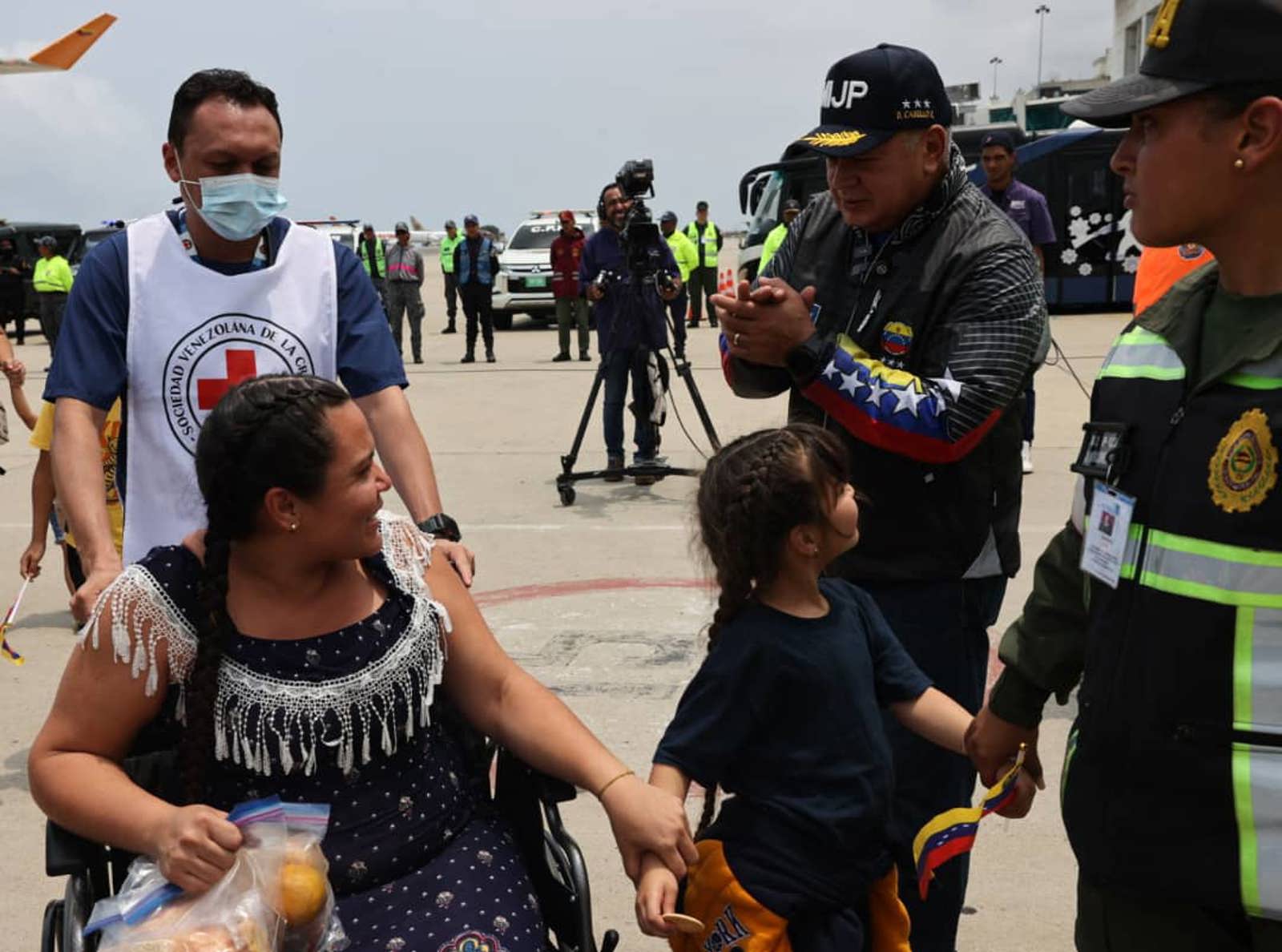Más de 20 niños venezolanos regresaron solos al país en vuelos de repatriación
