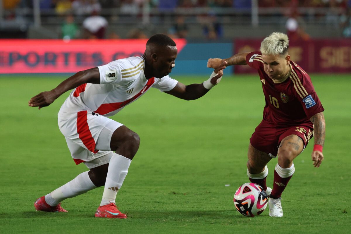 Eliminatorias Sudamericanas: Venezuela vence 1-0 a Perú en el primer tiempo