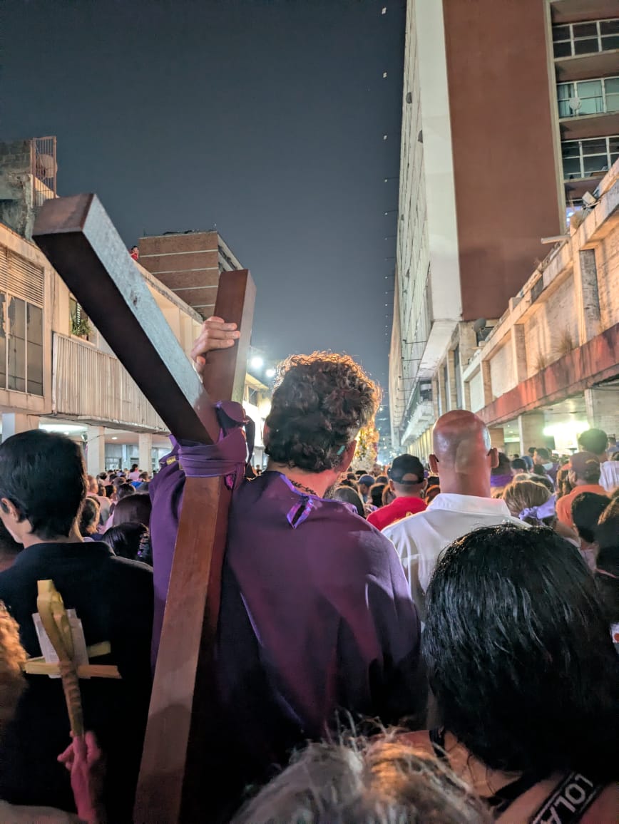 El Nazareno de San Pablo recorre el centro de Caracas sobre un lecho de orquídeas 