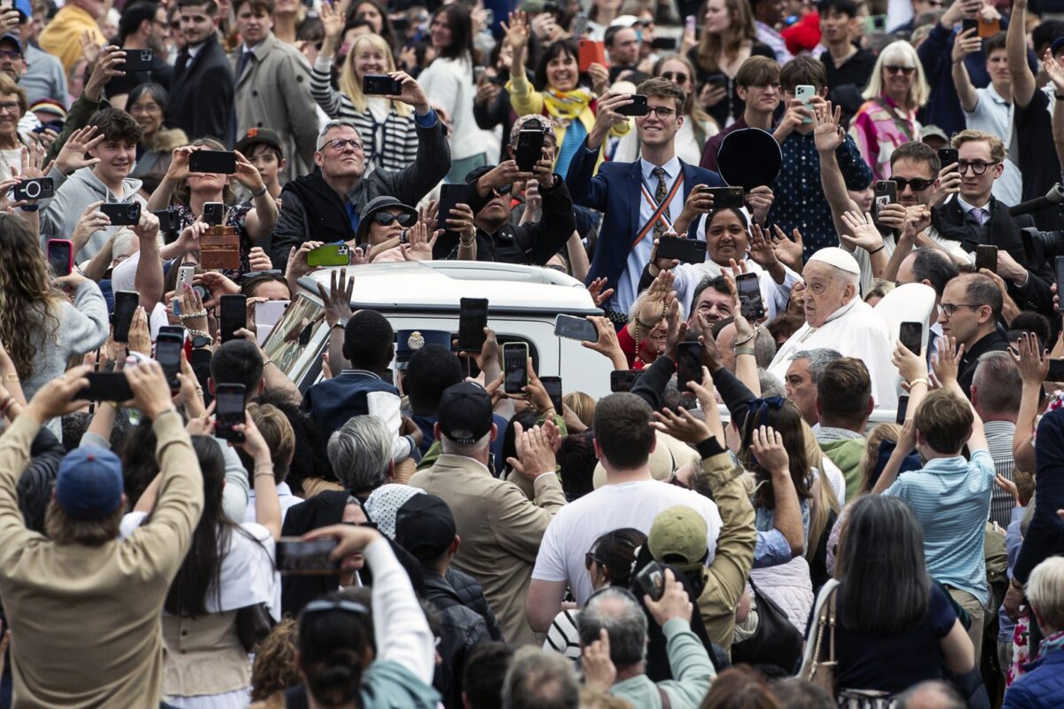 El papa Francisco reapareció en el Vaticano durante la misa del Domingo de Resurrección