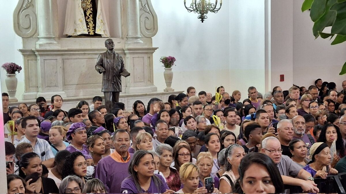 Feligreses veneran al Nazareno de San Pablo en Caracas: así transcurre la jornada