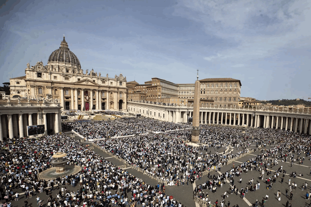 En imágenes: miles de fieles oraron en la Plaza San Pedro por el papa difunto, "un peregrino de esperanza"