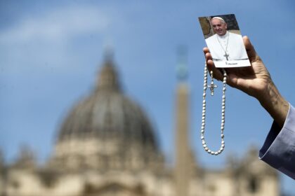 En imágenes: miles de fieles oran en la Plaza San Pedro por el papa difunto, "un peregrino de esperanza"