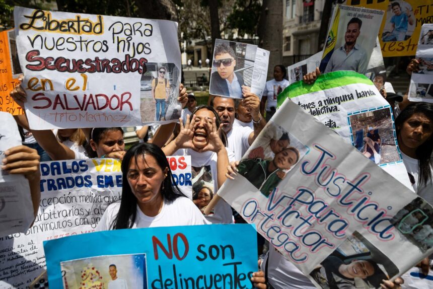 En imágenes: familiares de venezolanos detenidos en El Salvador exigieron pruebas de vida de sus parientes