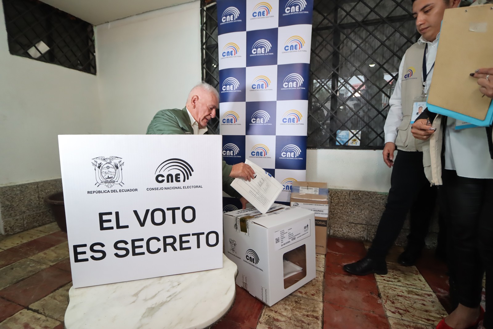 Ecuador define su rumbo en una reñida segunda vuelta electoral entre Noboa y González: los detalles