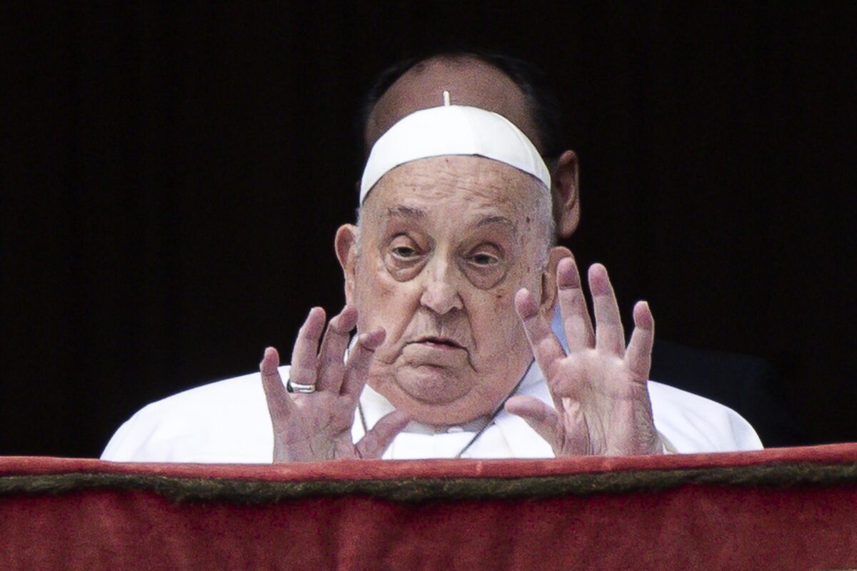 El papa Francisco reapareció en el Vaticano durante la misa del Domingo de Resurrección