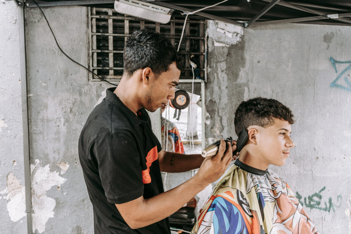 Corte callejero: retratos de barbería en las aceras de Caracas