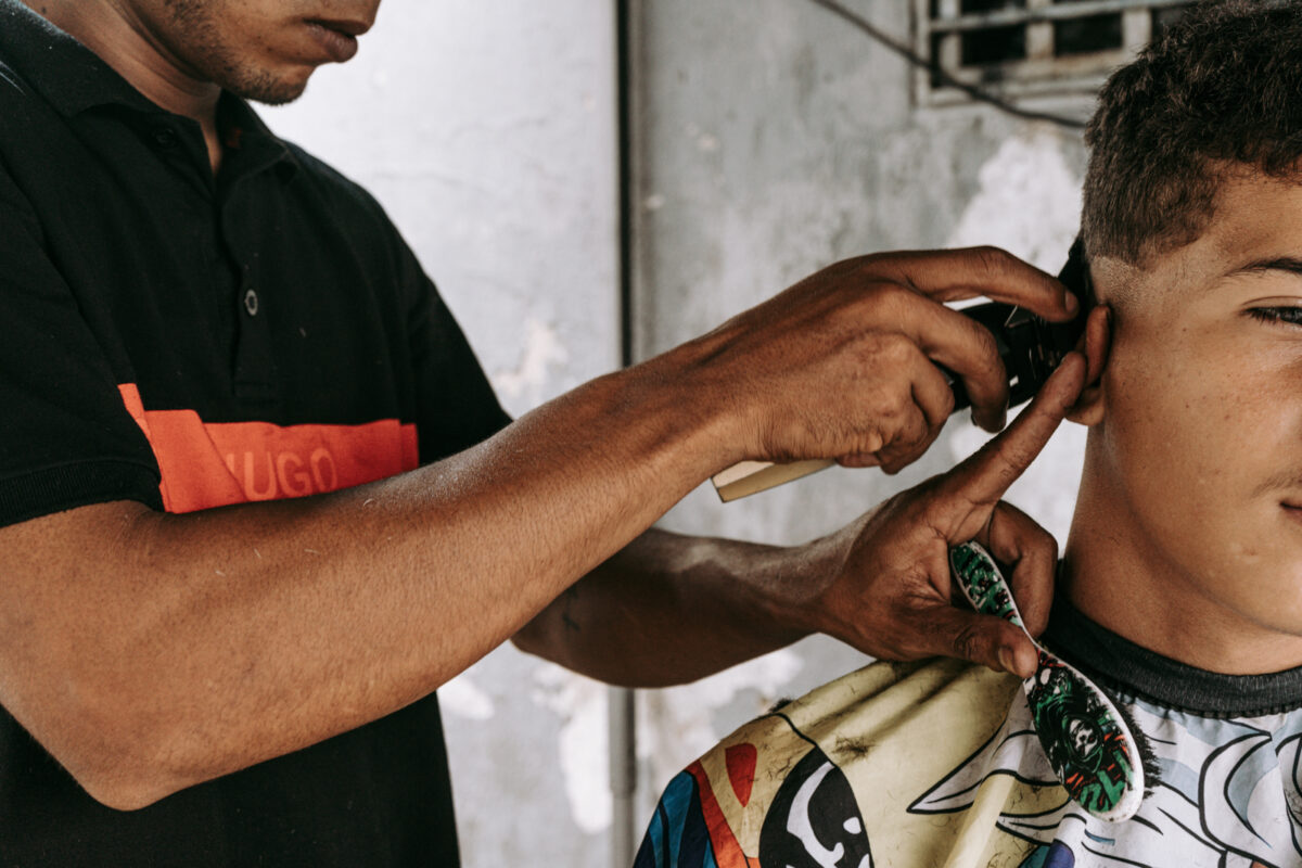 Corte callejero: retratos de barbería en las aceras de Caracas
