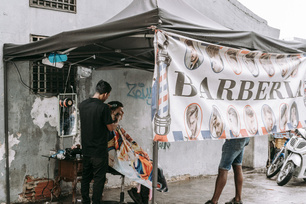 Corte callejero: retratos de barbería en las aceras de Caracas