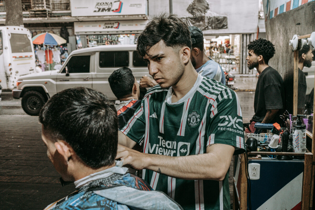 Corte callejero: retratos de barbería en las aceras de Caracas