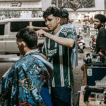 Corte callejero: retratos de barbería en las aceras de Caracas