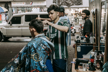 Corte callejero: retratos de barbería en las aceras de Caracas