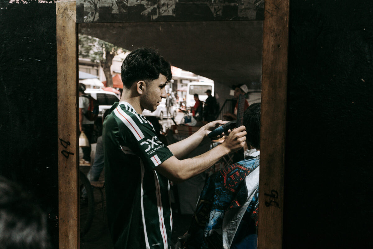 Corte callejero: retratos de barbería en las aceras de Caracas