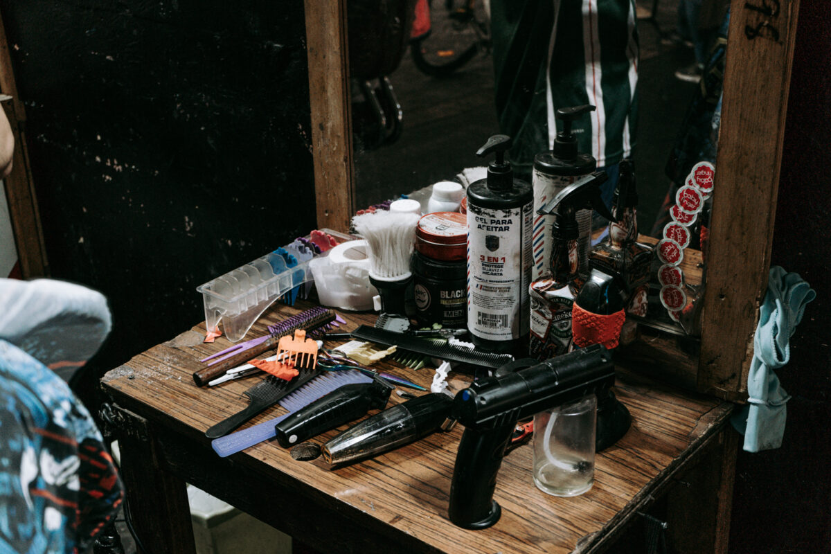 Corte callejero: retratos de barbería en las aceras de Caracas