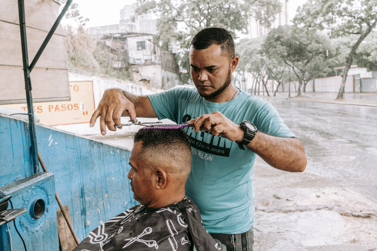 Corte callejero: retratos de barbería en las aceras de Caracas