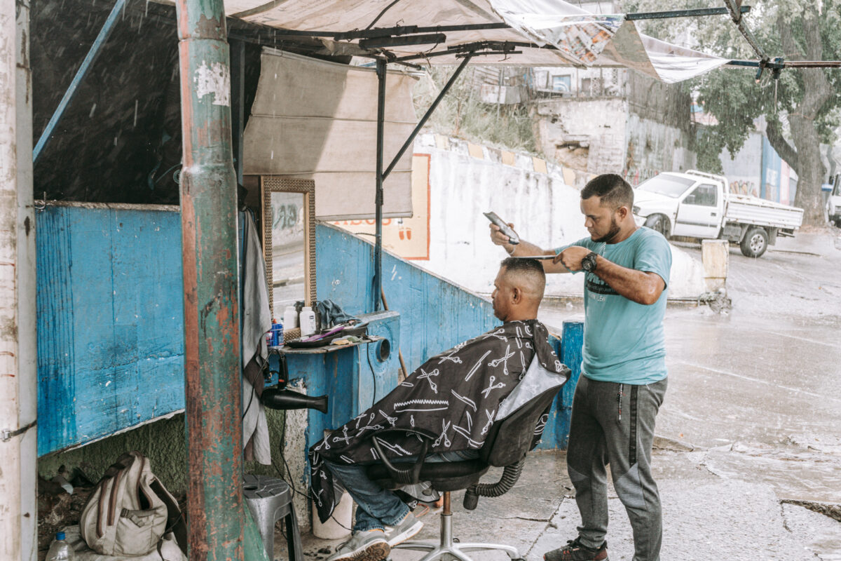 Corte callejero: retratos de barbería en las aceras de Caracas