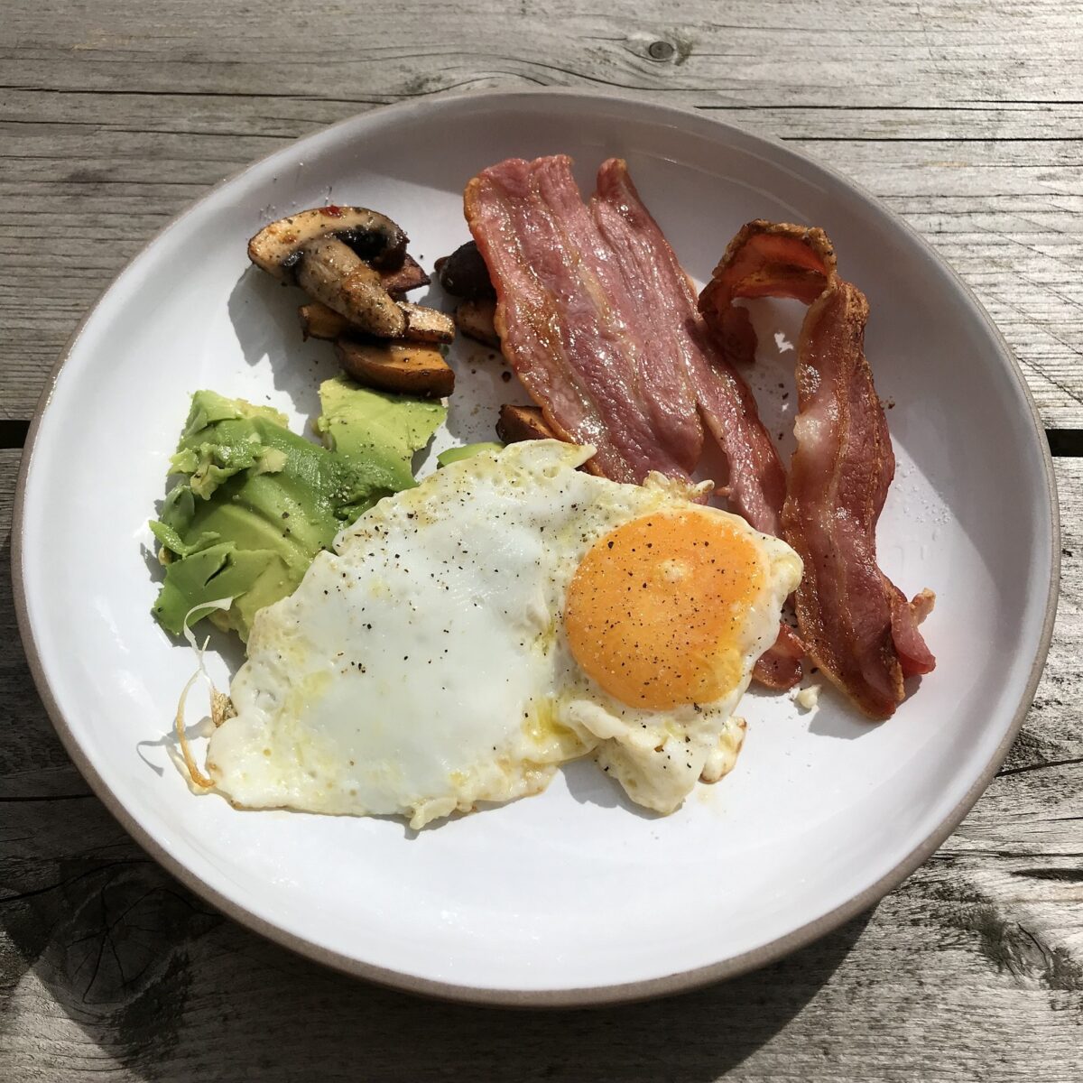 ¿Qué opinan los nutricionistas sobre las recomendaciones del Dr. Bayter, el creador de contenido que popularizó la dieta keto?