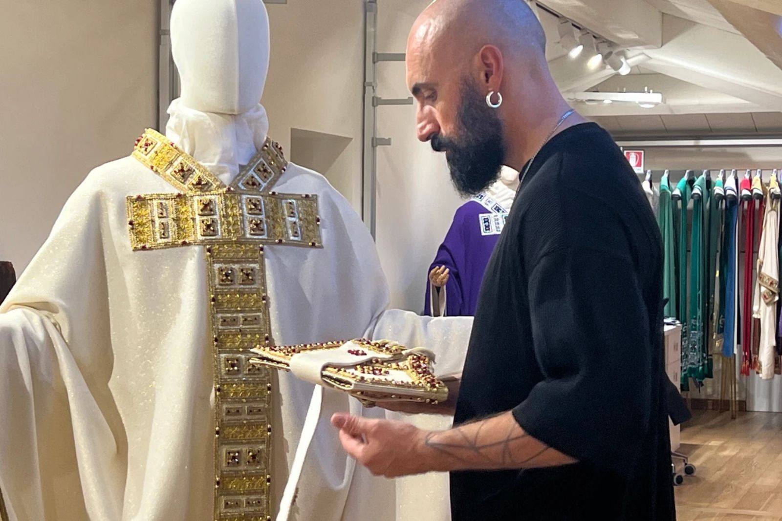 Filippo Sorcinelli, el sastre encargado de las vestimentas del papa Francisco 