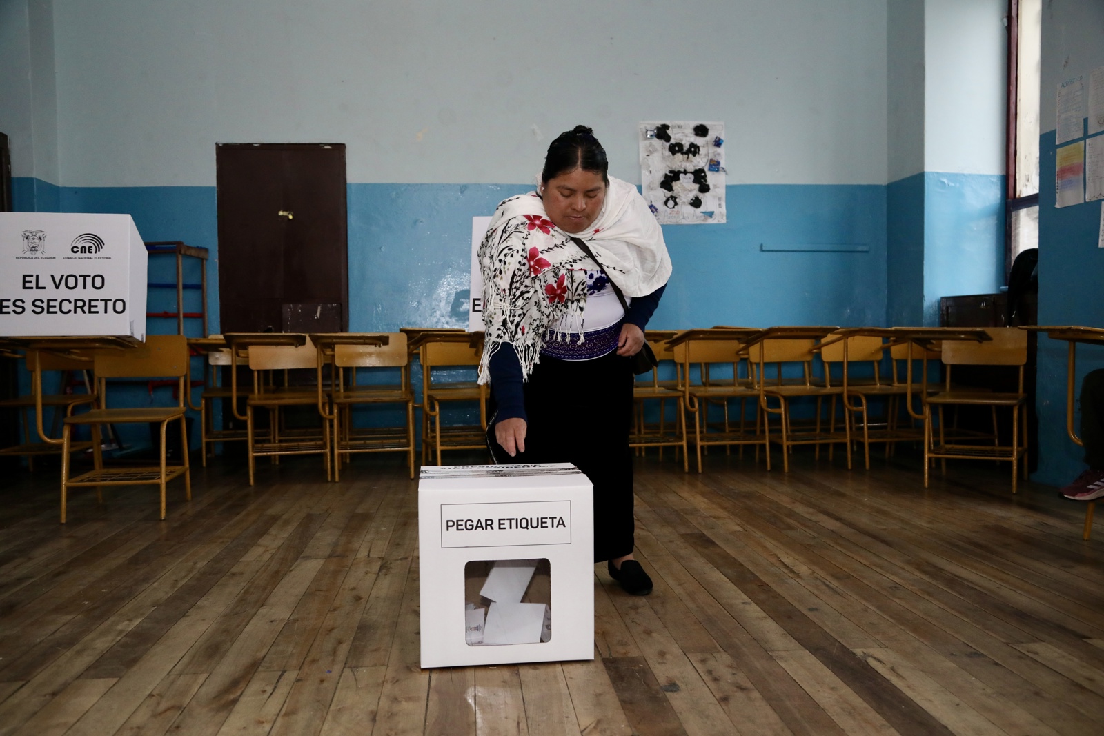 Empieza la votación de presidenciales ecuatorianas con Noboa y González como candidatos
