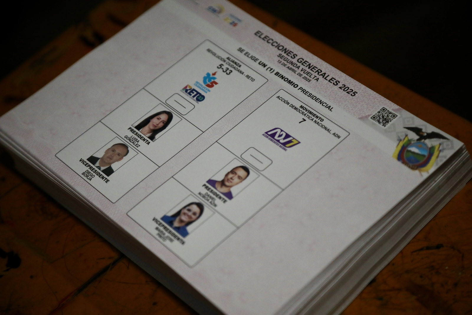 Empieza la votación de presidenciales ecuatorianas con Noboa y González como candidatos