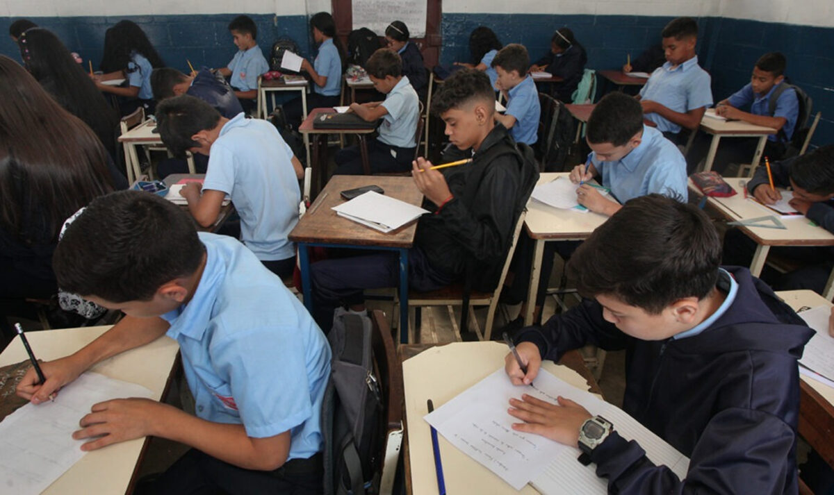 Las claves del informe de la UCAB que revela un desempeño académico precario en estudiantes de educación básica y media en Venezuela 