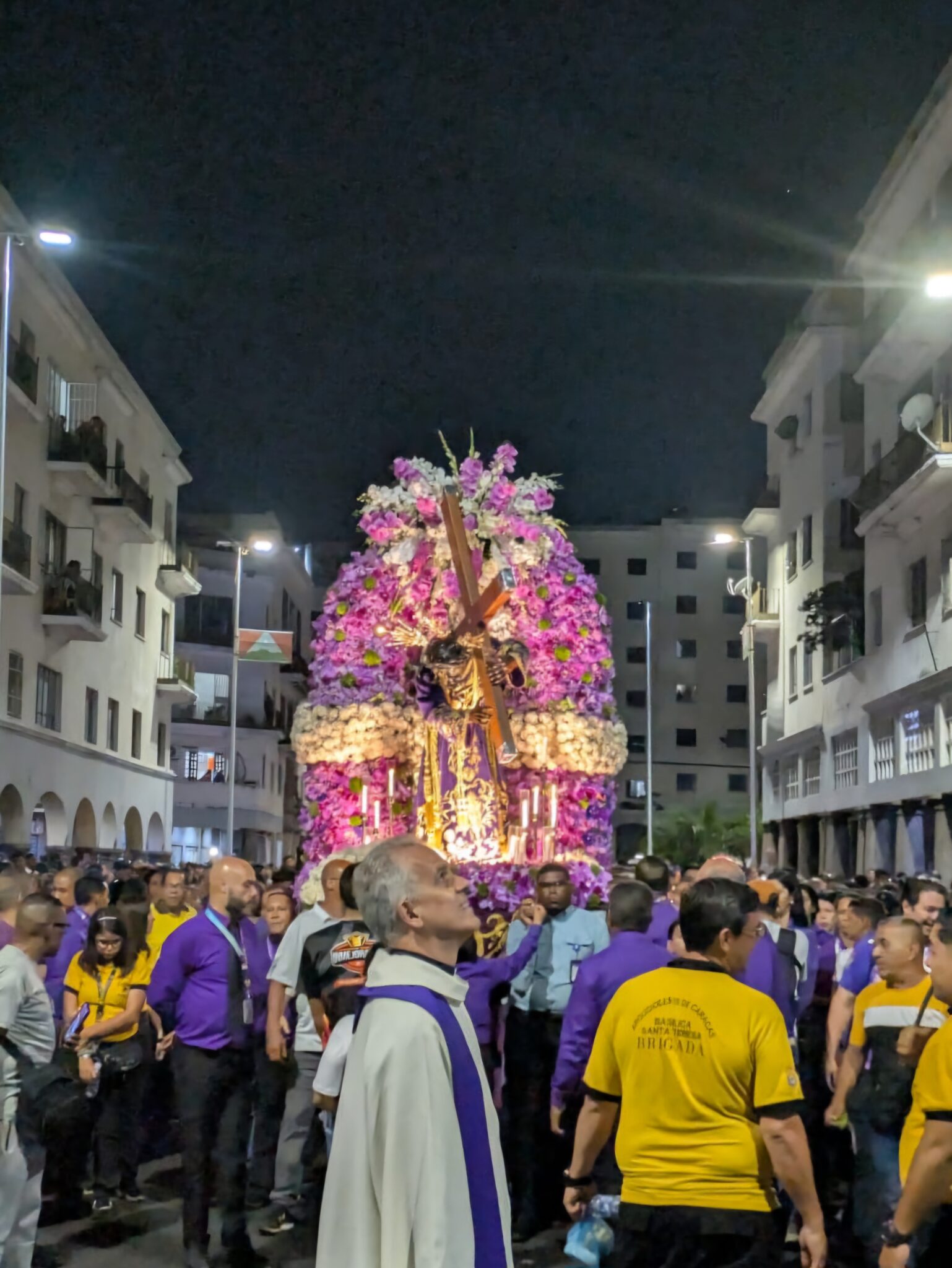 El Nazareno de San Pablo recorre el centro de Caracas sobre un lecho de orquídeas 