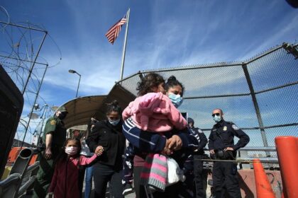 EE UU impuso un registro biométrico obligatorio para los migrantes: los detalles
