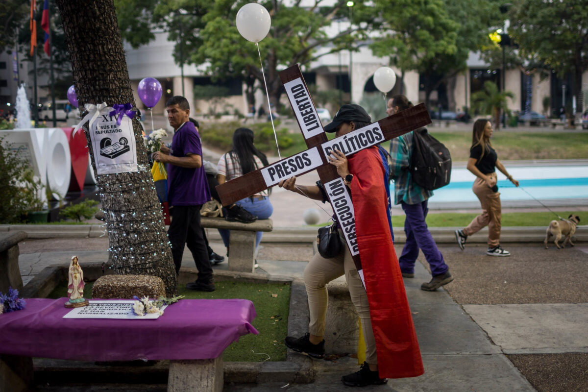 En imágenes: familiares oraron en un viacrucis por la libertad de los presos políticos