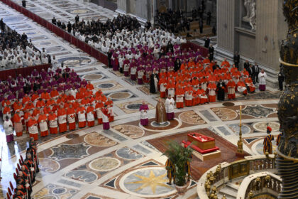 Féretro del papa Francisco fue colocado en la Basílica de San Pedro para su último adiós