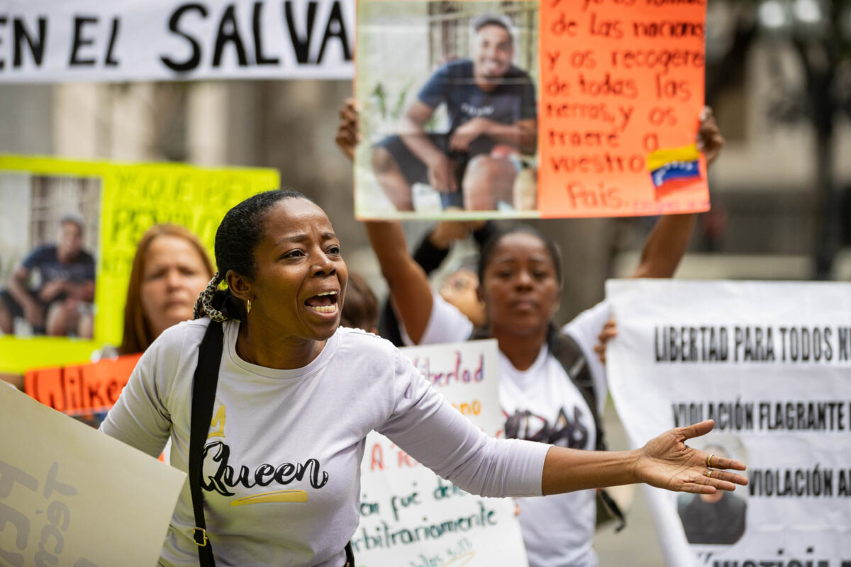 En imágenes: familiares de venezolanos detenidos en El Salvador exigieron pruebas de vida de sus parientes