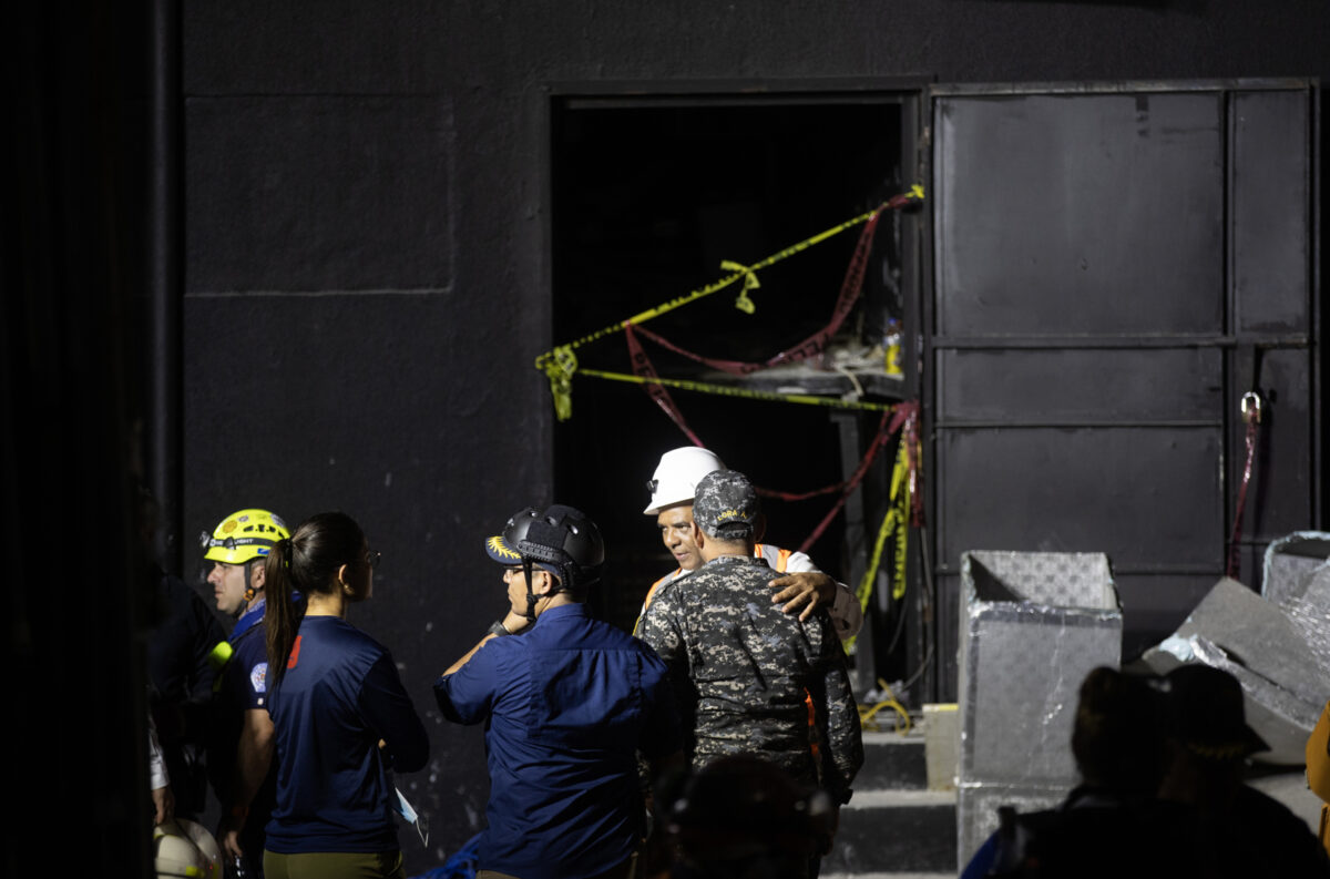 En imágenes: las labores de rescate no cesan entre los escombros de la discoteca en República Dominicana