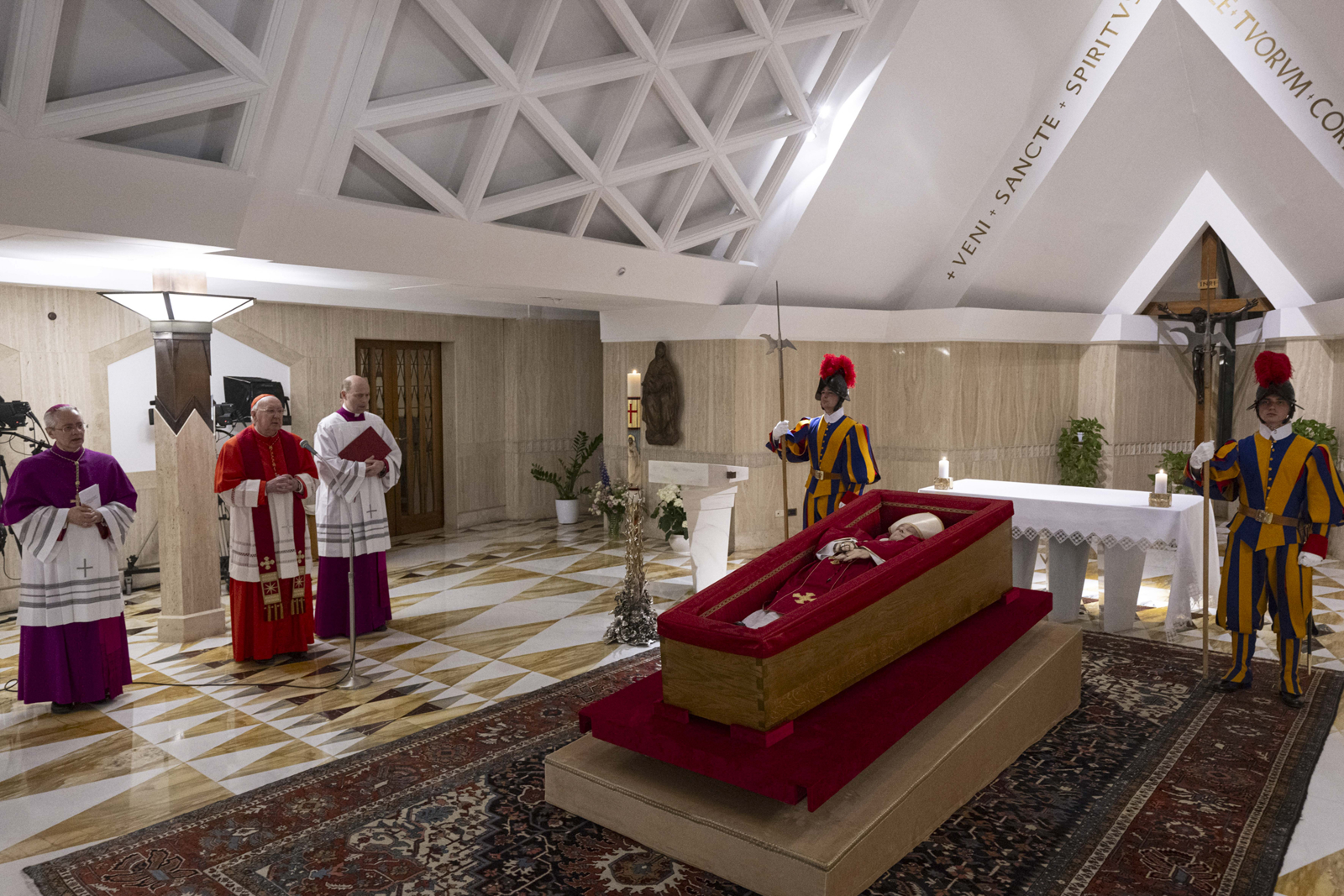 El Vaticano compartió las primeras imágenes del féretro del papa Francisco: los detalles