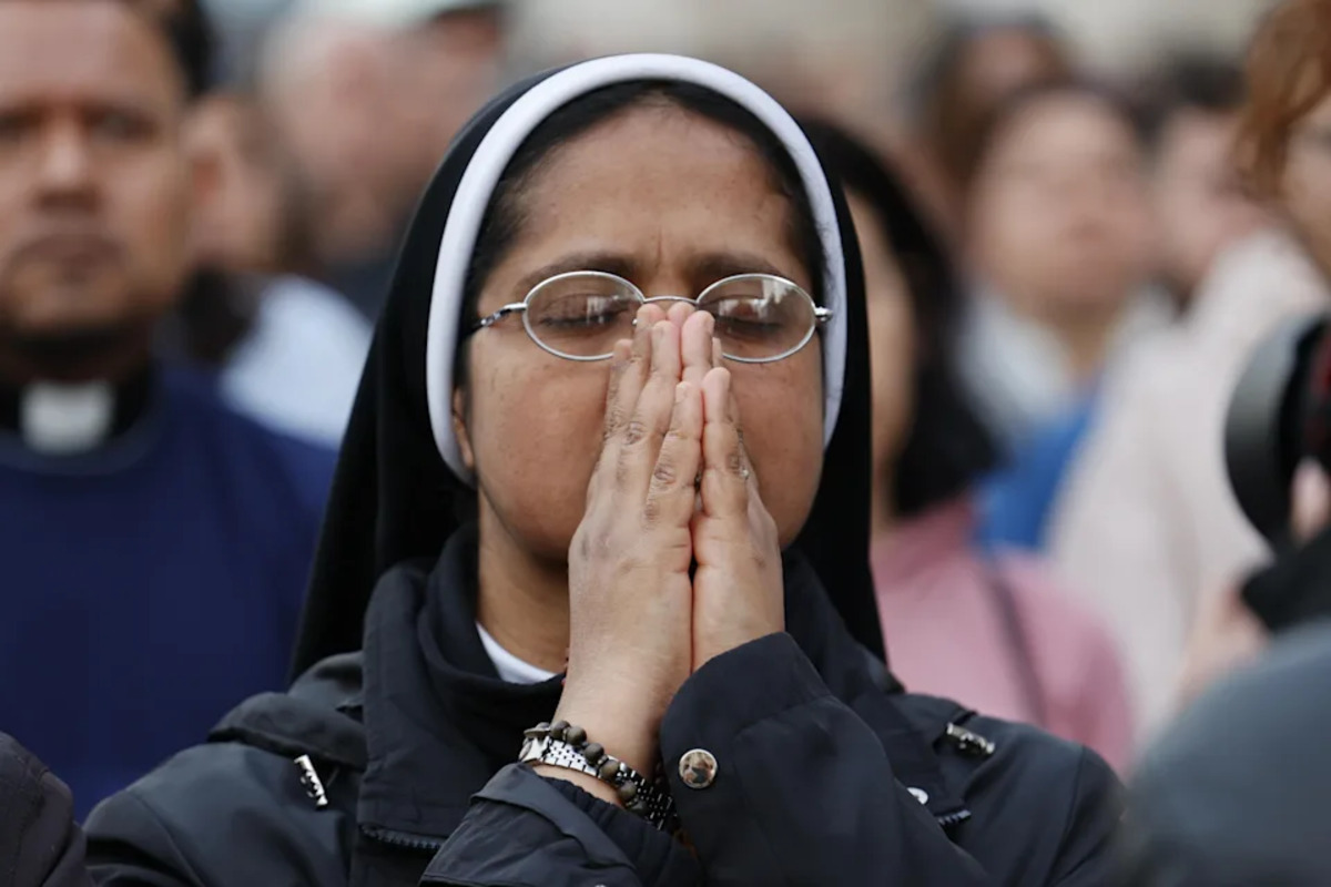 En imágenes: miles de fieles oraron en la Plaza San Pedro por el papa difunto, "un peregrino de esperanza"