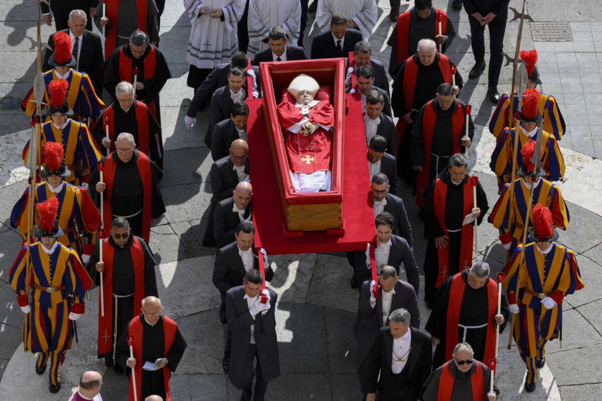 Féretro del papa Francisco fue colocado en la Basílica de San Pedro para su último adiós