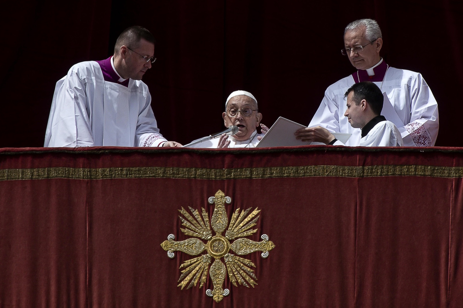 El papa Francisco reapareció en el Vaticano durante la misa del Domingo de Resurrección