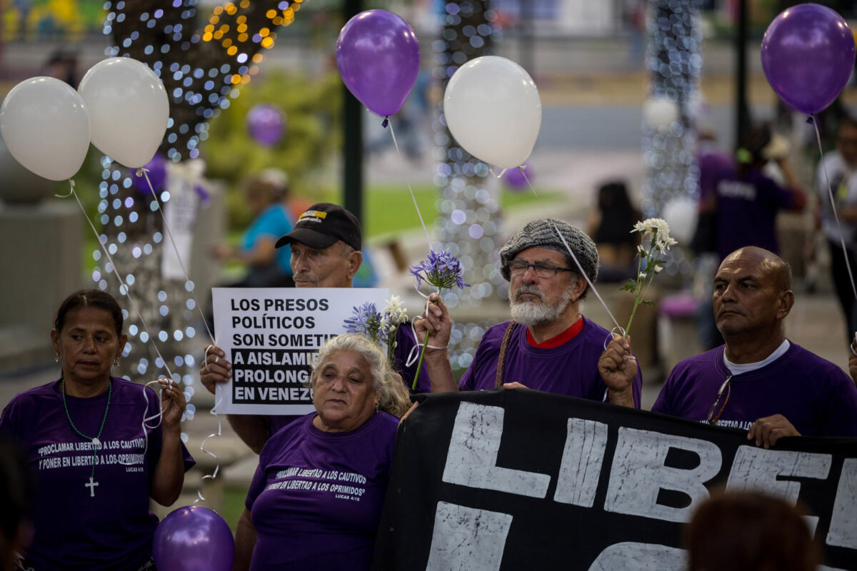 En imágenes: familiares oraron en un viacrucis por la libertad de los presos políticos