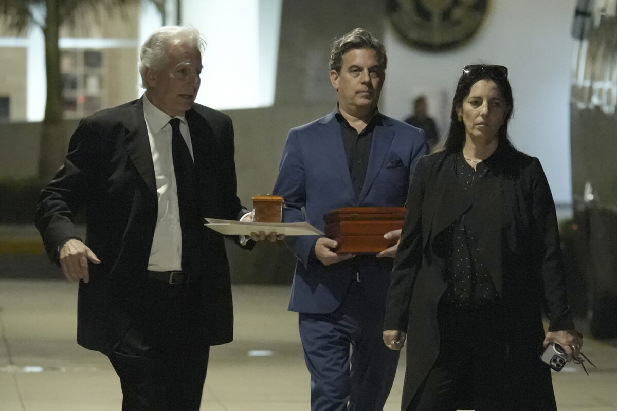 Los restos de Mario Vargas Llosa son cremados y entregados a sus tres hijos