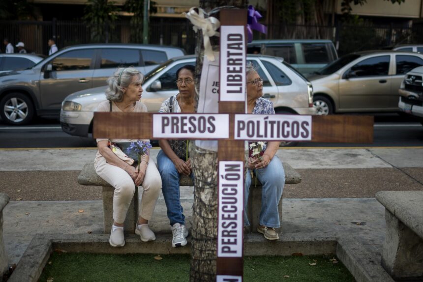 En imágenes: familiares oraron en un viacrucis por la libertad de los presos políticos