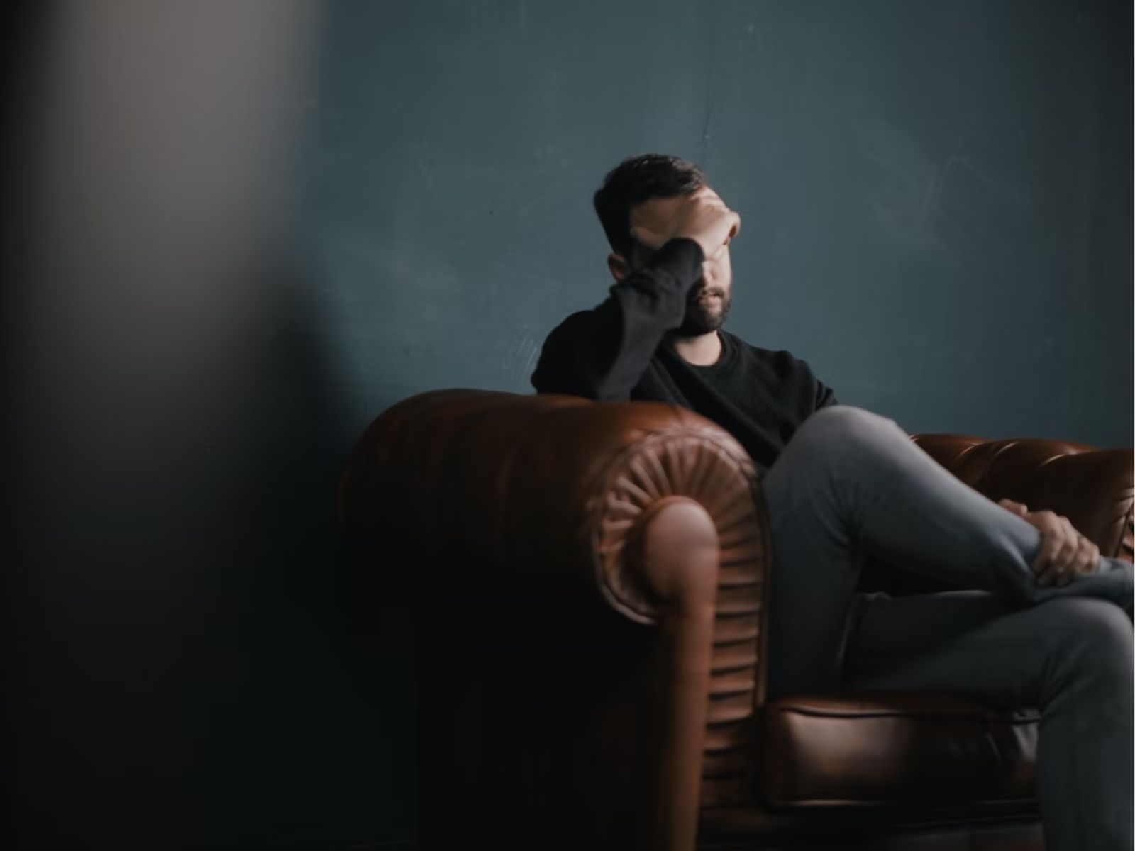 ¿Qué causa la alteración de cortisol y cuáles son sus síntomas?