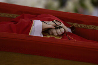 Curiosidades y rituales tras la muerte del papa: ¿cuáles son? El Vaticano compartió las primeras imágenes del féretro del papa Francisco: los detalles