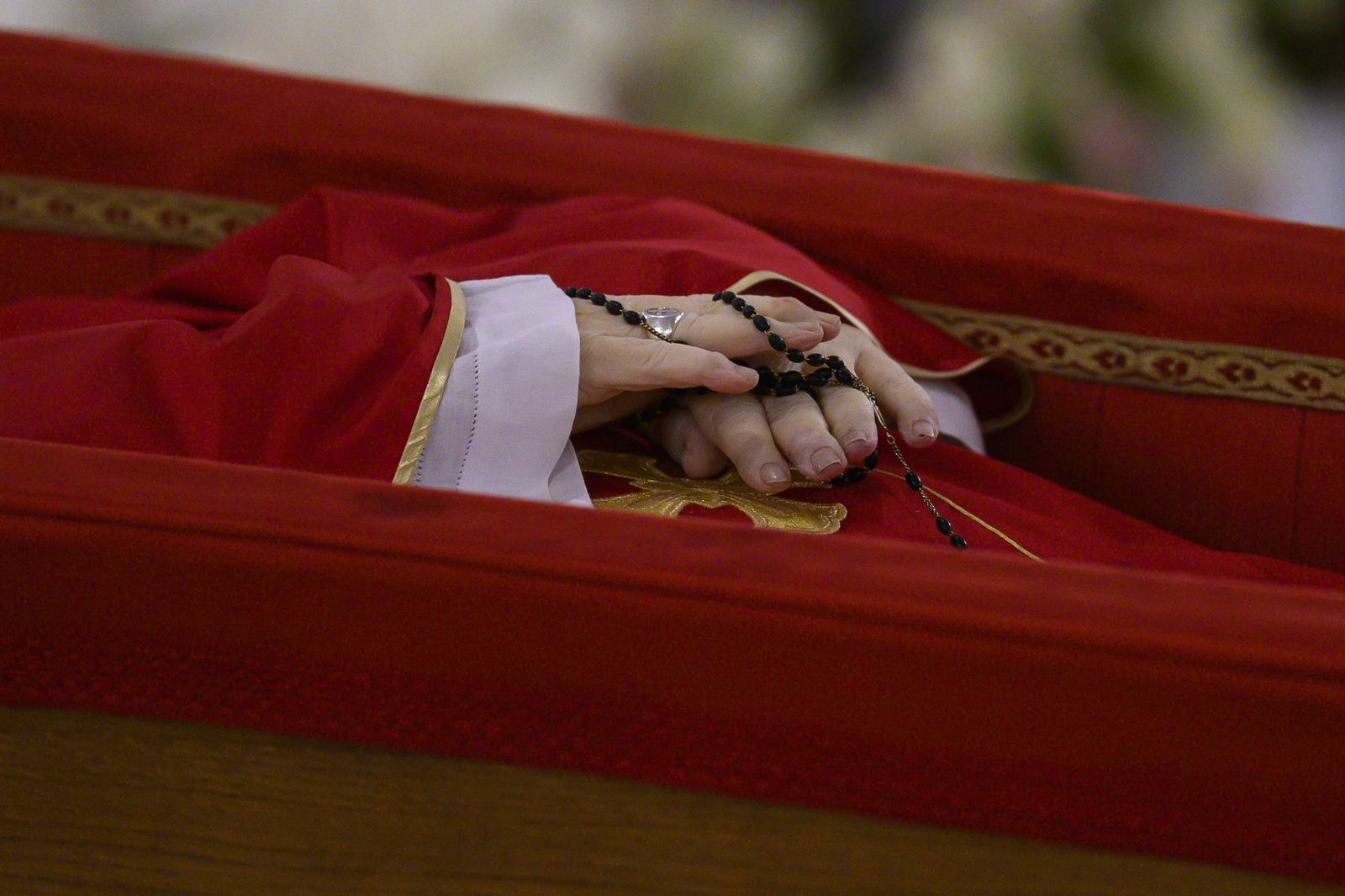 Curiosidades y rituales tras la muerte del papa: ¿cuáles son? El Vaticano compartió las primeras imágenes del féretro del papa Francisco: los detalles