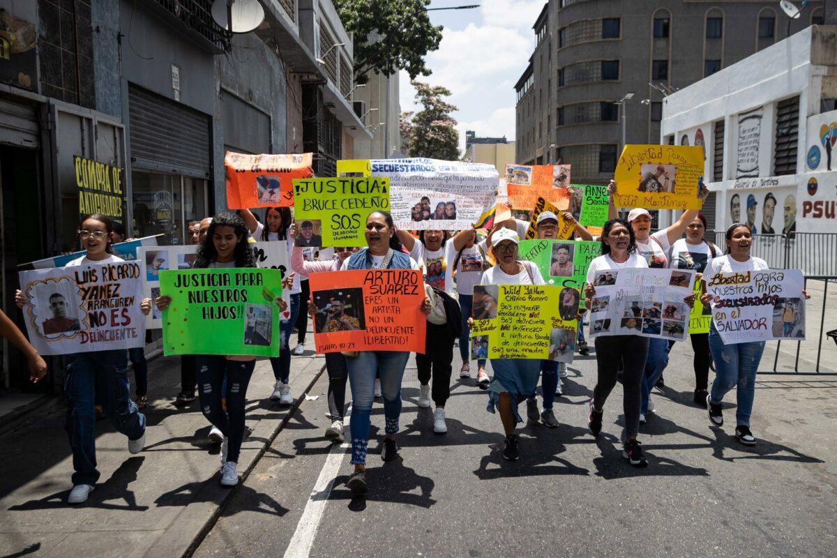 En imágenes: familiares de venezolanos detenidos en El Salvador exigieron pruebas de vida de sus parientes