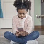 Los riesgos de que niños y adolescentes usen compañeros de IA