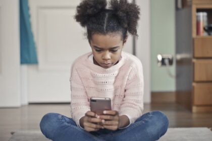 Los riesgos de que niños y adolescentes usen compañeros de IA