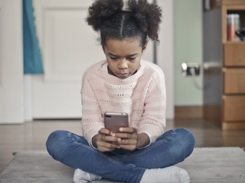 Los riesgos de que niños y adolescentes usen compañeros de IA
