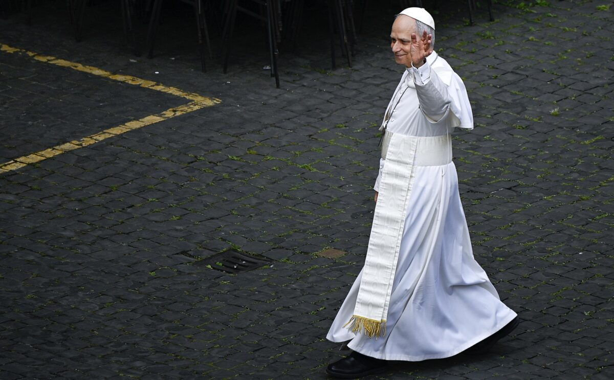 El papa León XIV rezó el Regina Coeli desde el balcón de la Basílica de San Pedro