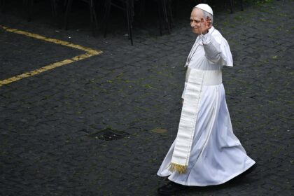 El papa León XIV rezó el Regina Coeli desde el balcón de la Basílica de San Pedro
