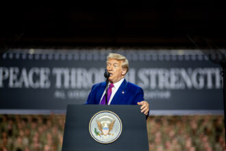 Imagen referencial de Trump quiere que se investigue a artistas que apoyaron a Kamala Harris
